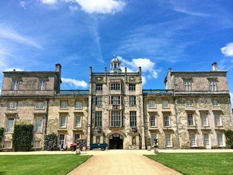 wilton house, um local de filmagem de bridgerton, foi usado para criar as residências do duque de hastings, da rainha charlotte, da senhora danbury e do duque e da duquesa de hastings