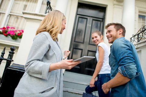 Casal comprando uma casa com um agente imobiliário