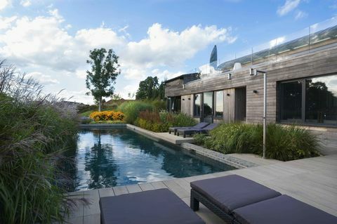 Piscina Skyhouse, Knight Frank