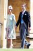A grávida Pippa Middleton chega ao casamento real com um vestido floral verde e rosa