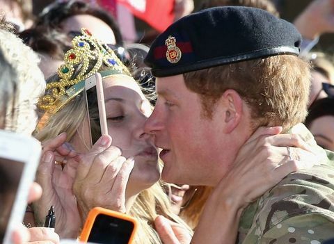 Príncipe Harry recebe beijo de membro do público
