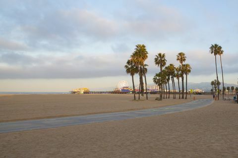 Praia de Santa Monica com Santa Monica Pier