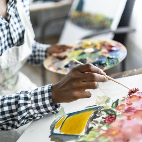 mulher pintando, desenhando flores