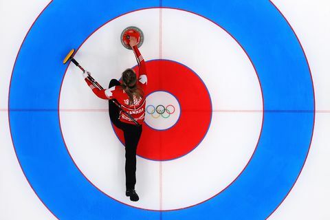 rachel homan da equipe canadá compete contra a equipe itália durante o round robin de duplas mistas de curling no dia 3