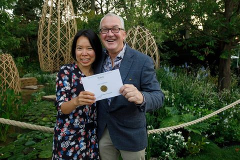 os designers chin jung chen e peter chmiel posam com seu prêmio de ouro para o jardim de guangzhou china guangzhou na rhs chelsea flower show 2021, terça-feira, 21 de setembro de 2021 o show é sendo realizada, pela primeira vez durante o outono, na esteira da cobiçada pandemia, ingressos limitados estão disponíveis para este show off rhs, que abre ao público às terças-feiras luke Macgregor