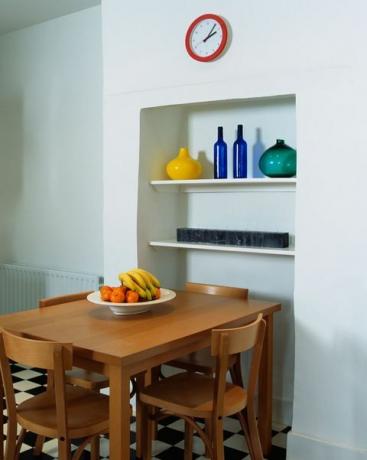 Idéias para alcova, mesa e cadeiras de madeira simples em cozinha branca moderna com piso de xadrez preto e branco