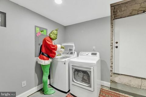 O Grinch ajuda uma equipe imobiliária de Baltimore a vender um doce de três quartos