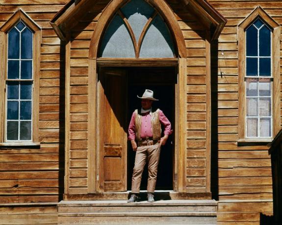 ator americano john wayne 1907 1979 como col cord mcnally parado em uma porta no set de rio lobo dirigido por howard hawks, 1970 foto de coleção de telas prateadasgetty images
