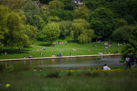 Moradores e turistas aproveitando o clima em Hampstead Heath, Londres