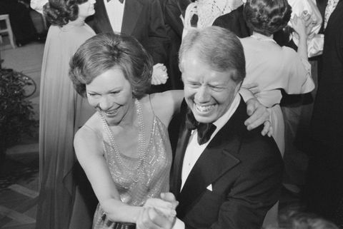 eua presidente jimmy carter e primeira-dama rosalynn carter dançam em um baile do congresso da casa branca, washington