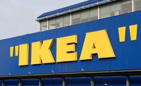 A IKEA Store em Wembley, Londres, colocou aspas em torno de seu letreiro icônico, para marcar o lançamento de a aguardada coleção MARKERAD, que foi realizada em colaboração com o designer Virgil Abloh