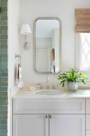 lavatório, armários brancos, azulejos verdes, bancada branca, torneiras prateadas