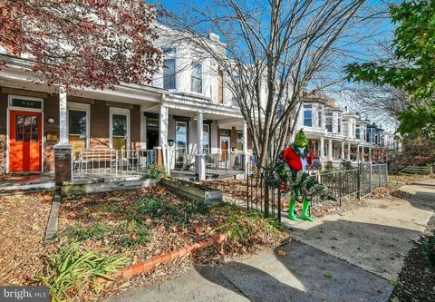 O Grinch ajuda uma equipe imobiliária de Baltimore a vender um doce de três quartos