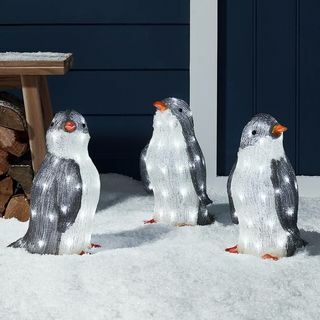 Trio acrílico de figuras de pinguim ao ar livre