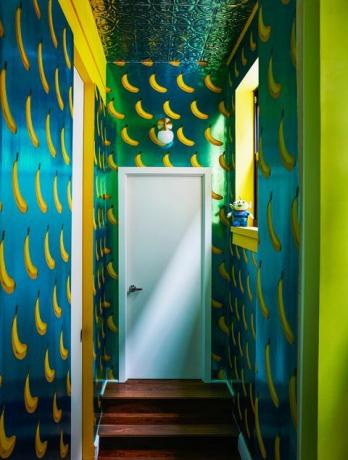 corredor com papel de parede de banana azul e amarelo
