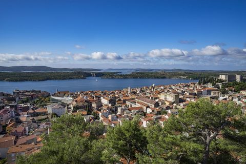 Vista aérea da paisagem urbana de Sibenik, Sibenik, Croácia
