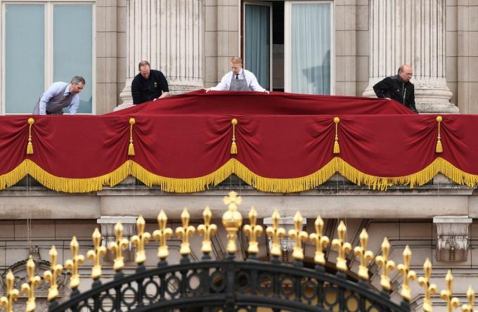 preparativos da varanda do palácio de buckingham