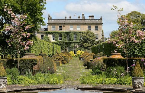  Uma vista geral dos jardins em Highgrove House