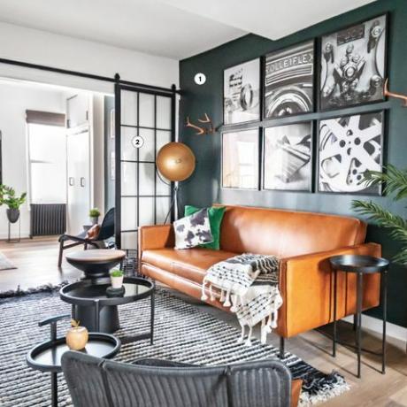 sala de estar verde com sofá de couro laranja