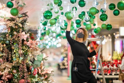 foto da rua john lewis oxford mostra a loja de natal john lewis deste ano sendo preparada para abrir na sexta, 25 de setembro, 20