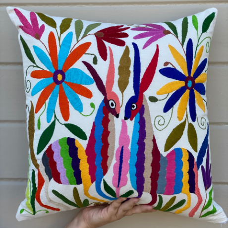 uma das criações de travesseiros de yvette perez, com os tradicionais bordados otomi