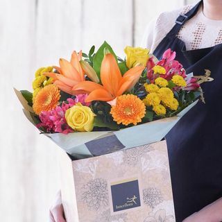 Bouquet Brights amarrado à mão feito com as melhores flores