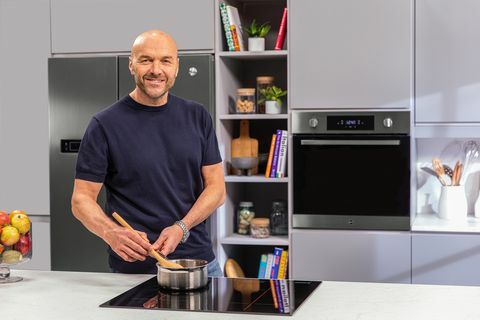 simon rimmer usando eletrodomésticos hoover