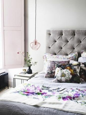 quarto contemporâneo com veludo e flores