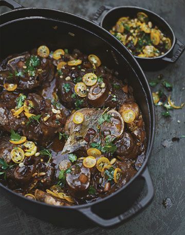 osso buco em panela preta