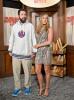 Jennifer Aniston em minivestido chama a atenção para a roupa de Adam Sandler na estreia de 'Murder Mystery 2'