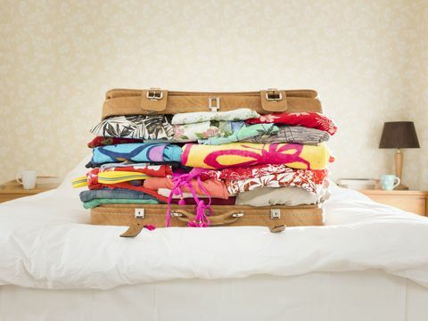 Mala overpacked na cama, casa suburbana