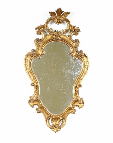 antigo espelho dourado isolado