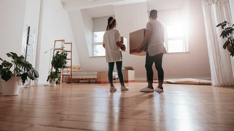 Casal jovem, movendo-se em casa nova