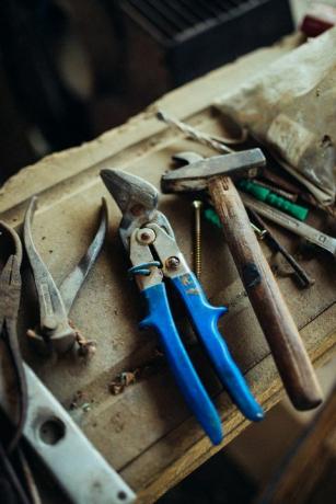 velhas ferramentas de trabalho na garagem