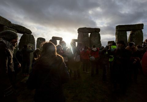 Druidas celebram o solstício de inverno em Stonehenge