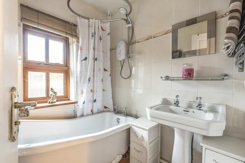 Banheiro clássico branco