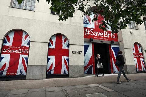 As pessoas passam pela sede da British Home Stores em 2 de junho de 2016 em Londres, Inglaterra. A oferta de resgate para a BHS falhou em colocar os 88 anos e seus 11.000 funcionários em risco depois que os administradores concluíram sua busca por potenciais compradores para a rua em dificuldades cadeia.