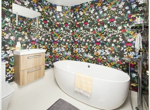 Papel de parede floral em negrito - reforma do banheiro