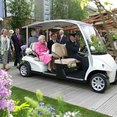 londres, inglaterra, 23 de maio, a rainha elizabeth ii visita o chelsea flower show 2022, no royal hospital chelsea, em 23 de maio de 2022, em londres, inglaterra, chelsea exposição de flores regressa ao seu lugar habitual no calendário hortícola depois de ter sido cancelada em 2020 e adiada em 2021 devido à pandemia de covid este ano vê o show celebra o jubileu de platina da rainha e também um tema de calma e atenção plena percorrendo os projetos do jardim foto de james whatling wpa poolgetty imagens