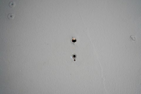 pequenos furos em uma parede