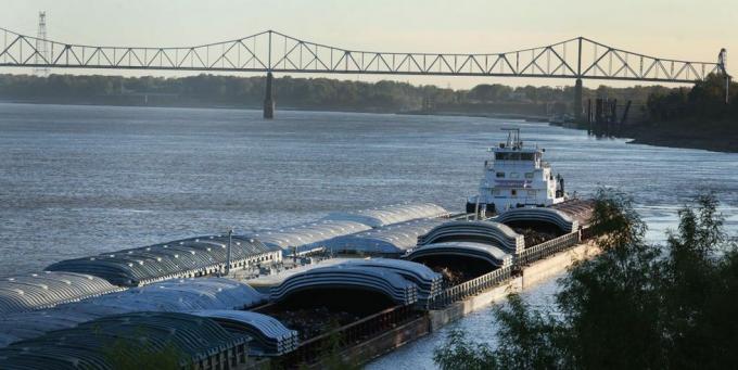 seca na bacia do rio Mississippi retarda o tráfego vital de barcaças