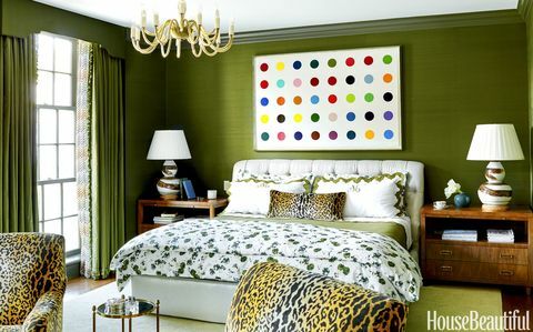 <p> O revestimento de parede Donghia em seda do quarto principal ancora uma gravura de Damien Hirst e cadeiras em Leopardo, de Scalamandré. </p>