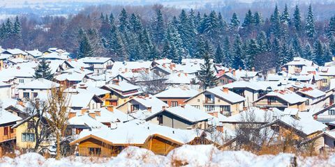 Casas com panorama de telhados de neve na estância de esqui búlgara Bansko