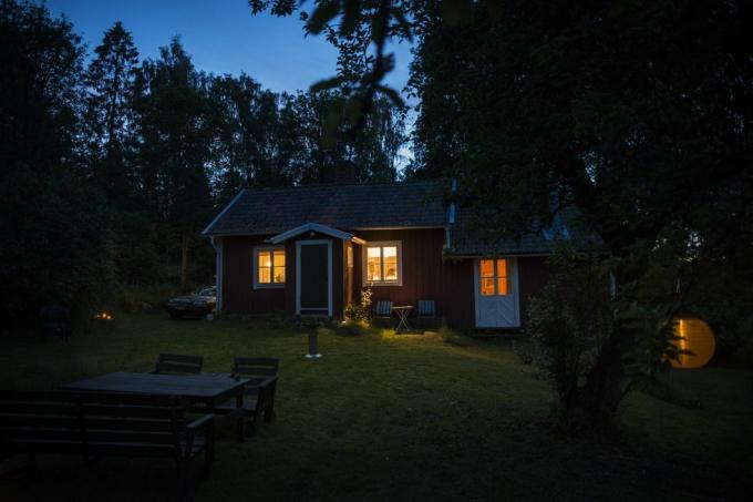 casa de campo na floresta à noite