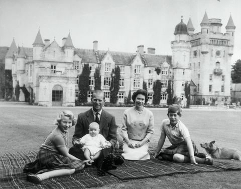 rainha elizabeth ii e príncipe philip com seus filhos, príncipe andrew center, princesa anne à esquerda e charles, príncipe de gales, sentado em um tapete de piquenique do lado de fora do castelo balmoral, na escócia, 8 de setembro 1960