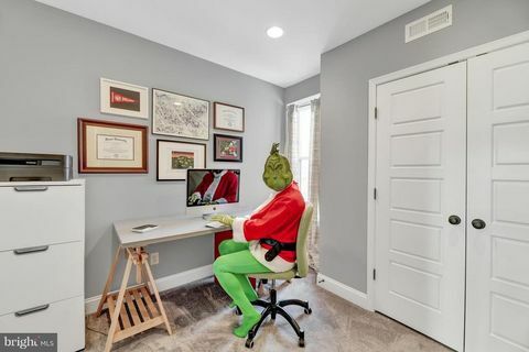 O Grinch ajuda uma equipe imobiliária de Baltimore a vender um doce de três quartos