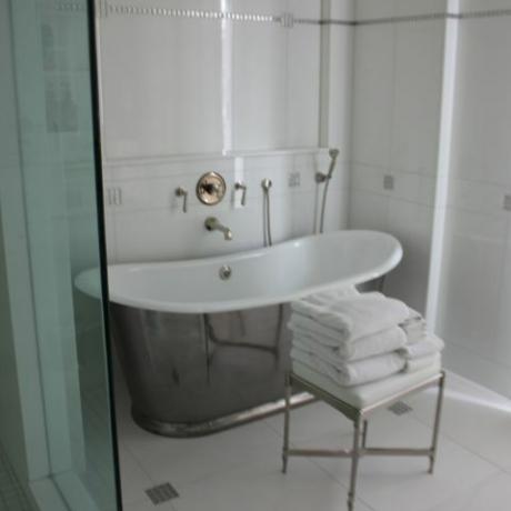 banheiro com banheira prata