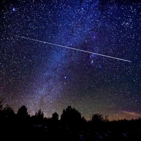 astrofotografia chuva de meteoros com a Via Láctea galáxia e estrelas