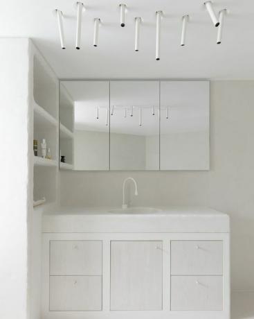 banheiro branco moderno com iluminação de declaração