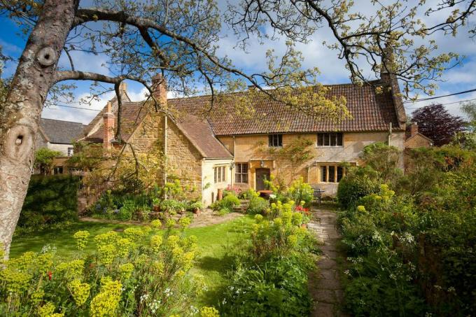 Mansão de East Lambbrook com jardins famosos à venda em Somerset
